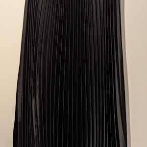 H&M Black Pleated Skirt - XS